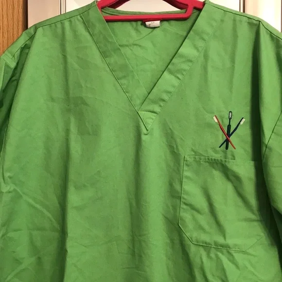 Dickies Large dental scrubs top.  Green V neck with tooth brush embroidery - Picture 2 of 10